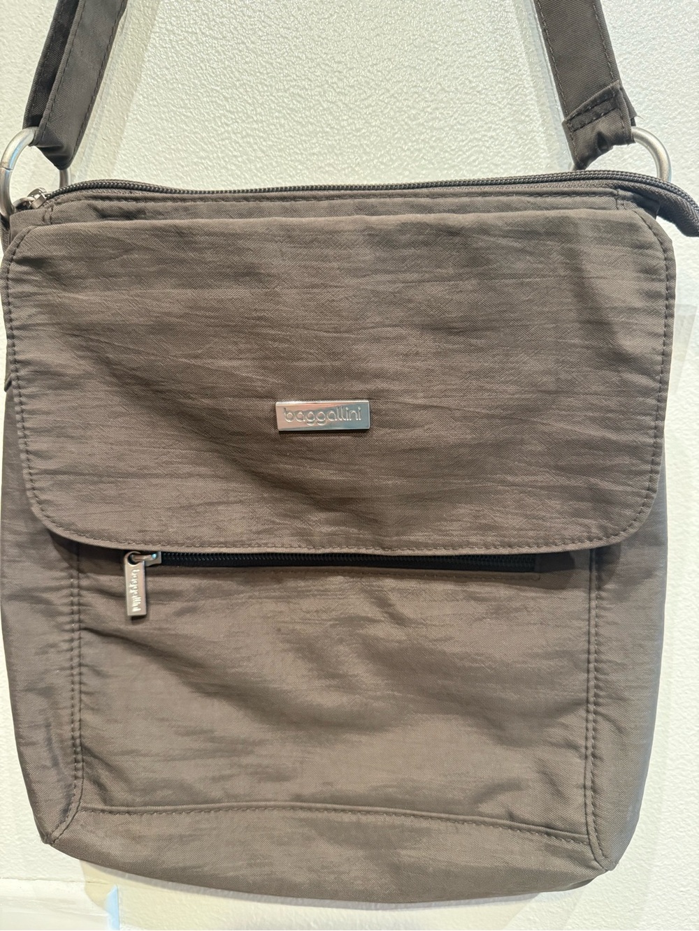 Baggallini Messenger Bag in Taupe
